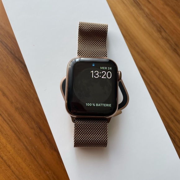 Apple Watch Series 4 - Stainless Steel Gold Milanese Loop // GPS + Cellular - Picture 2 of 6